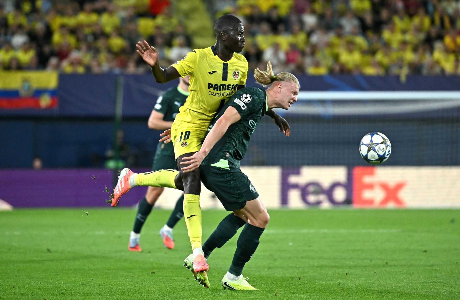 El centrocampista senegalés  del Villarreal, Pape Gueye, lucha por el balón con el delantero noruego  del Manchester City, Erling Braut Haaland, durante el partido de la jornada 3 de la fase de liga de la UEFA Champions League entre el Villarreal CF y el Manchester City en el Estadio La Cerámica en Vila-real.
Foto: AFP