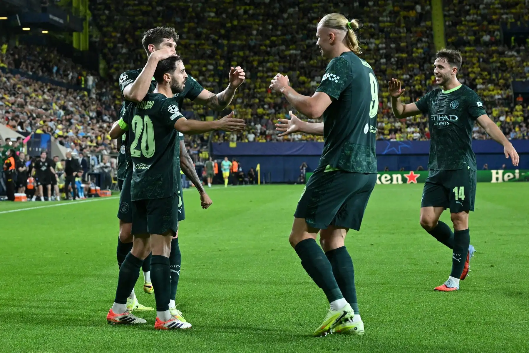 El centrocampista portugués  del Manchester City, Bernardo Silva, celebra con sus compañeros el segundo gol de su equipo durante el partido de la jornada 3 de la fase de liga de la UEFA Champions League entre el Villarreal CF y el Manchester City en el Estadio La Cerámica en Vila-real.
Foto: AFP