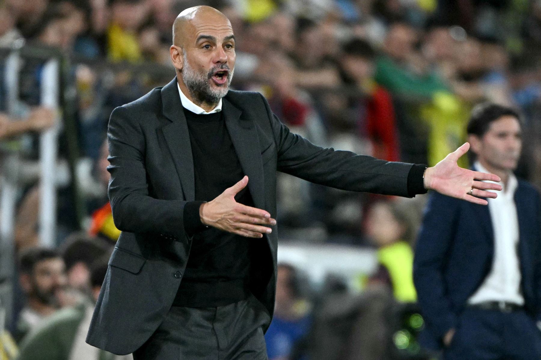 El entrenador español del Manchester City, Josep Guardiola, hace un gesto en la banda durante el partido de la tercera jornada de la fase de liga de la UEFA Champions League entre el Villarreal CF y el Manchester City en el Estadio La Cerámica en Vila-real.
Foto: AFP