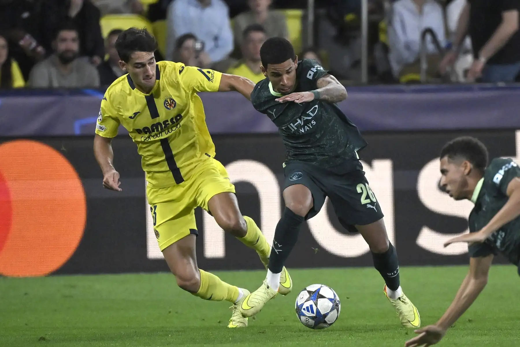 El delantero brasileño del Manchester City, Savio Moreira De Oliveira, lucha por el balón con el defensa español  del Villarreal, Sergi Cardona, durante el partido de la jornada 3 de la fase de liga de la UEFA Champions League entre el Villarreal CF y el Manchester City en el Estadio La Cerámica en Vila-real.
Foto: AFP