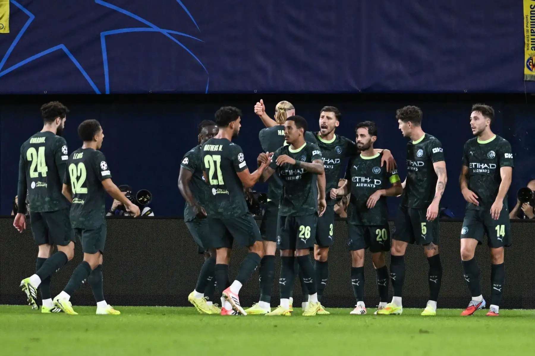 El centrocampista del Manchester Bernardo Silva celebra con sus compañeros tras marcar el segundo gol ante el Villarreal, durante el partido de la Liga de Campeones que Villarreal CF y Manchester City disputan este martes en el estadio La Cerámica. .
Foto: EFE