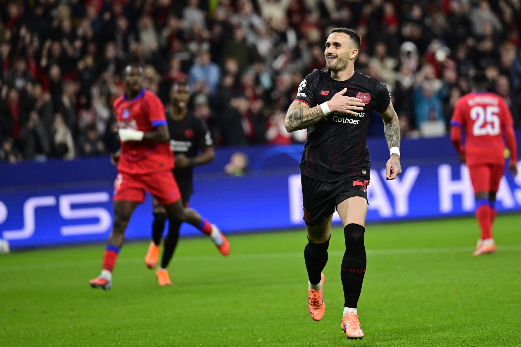 El centrocampista español  del Bayer Leverkusen, Aleix García, celebra tras disparar desde el punto de penalti para marcar el gol del empate de su equipo durante el partido de la UEFA Champions League entre el Bayer 04 Leverkusen y el Paris Saint-Germain (PSG) en el estadio BayArena en Leverkusen, oeste de Alemania.
Foto: AFP