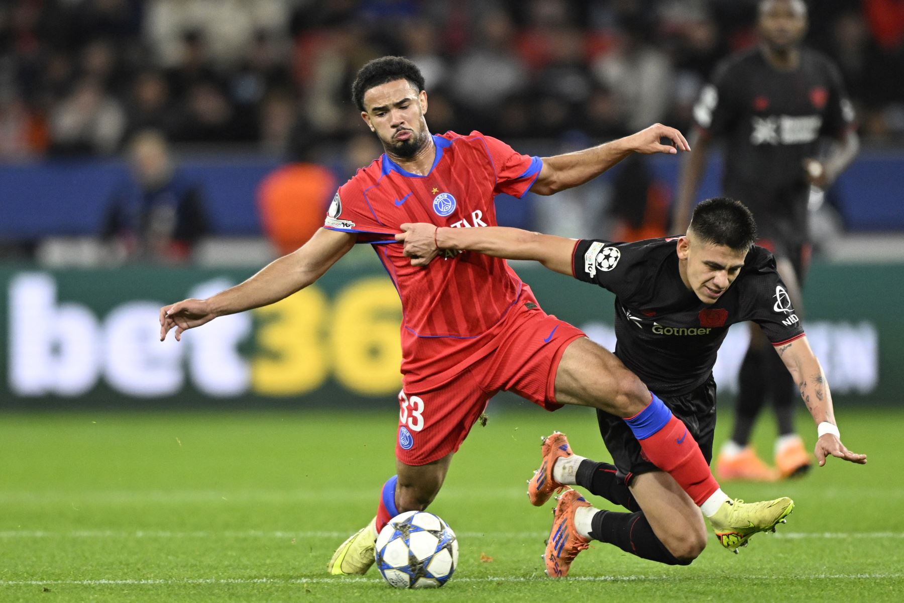 El centrocampista francés del Paris Saint-Germain, Warren Zaire-Emery, y el centrocampista argentino #09 del Bayer Leverkusen, Claudio Echeverri, disputan el balón durante el partido de la UEFA Champions League entre el Bayer 04 Leverkusen y el Paris Saint-Germain (PSG) en el estadio BayArena en Leverkusen, oeste de Alemania.
Foto: AFP