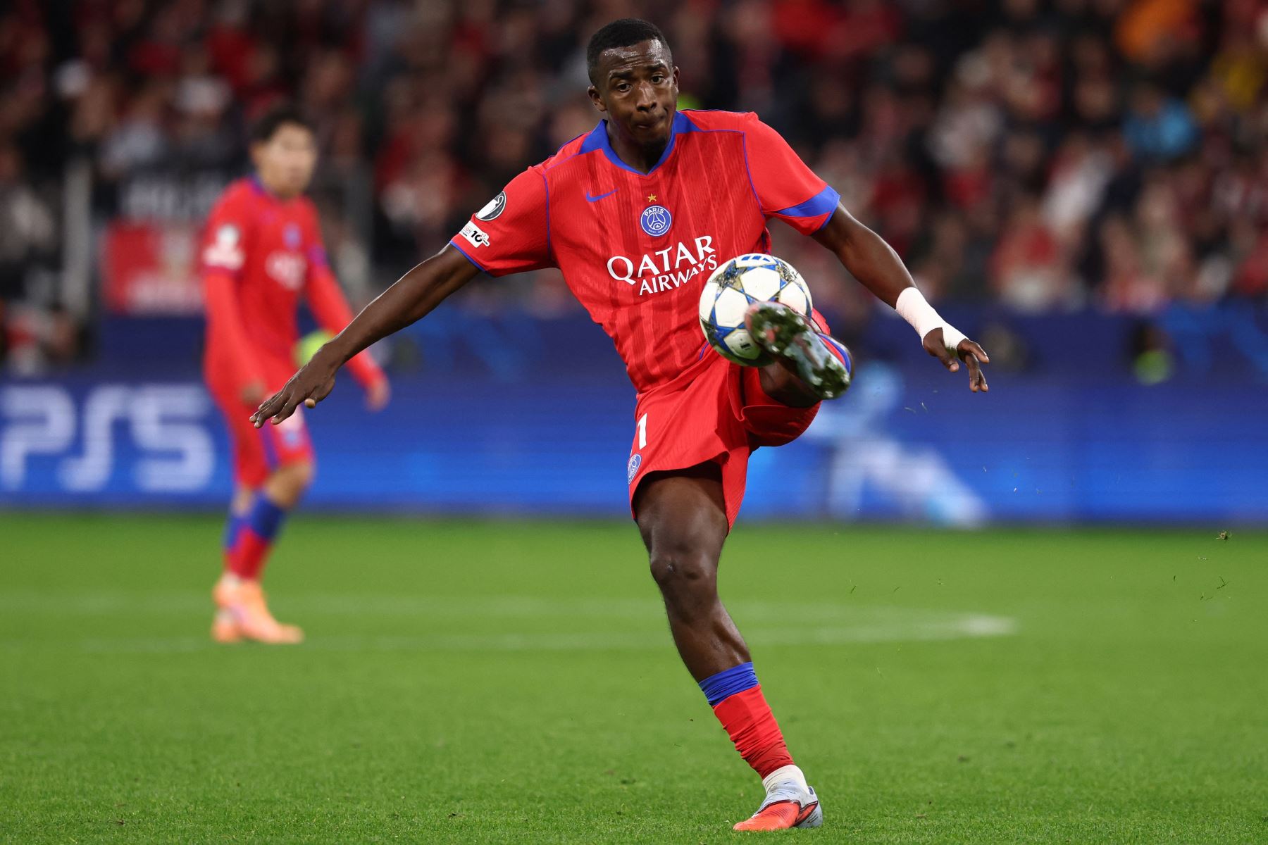 El defensa ecuatoriano del Paris Saint-Germain, Willian Pacho, juega el balón durante el partido de la UEFA Champions League entre el Bayer 04 Leverkusen y el Paris Saint-Germain (PSG) en el estadio BayArena en Leverkusen, oeste de Alemania.
Foto: AFP