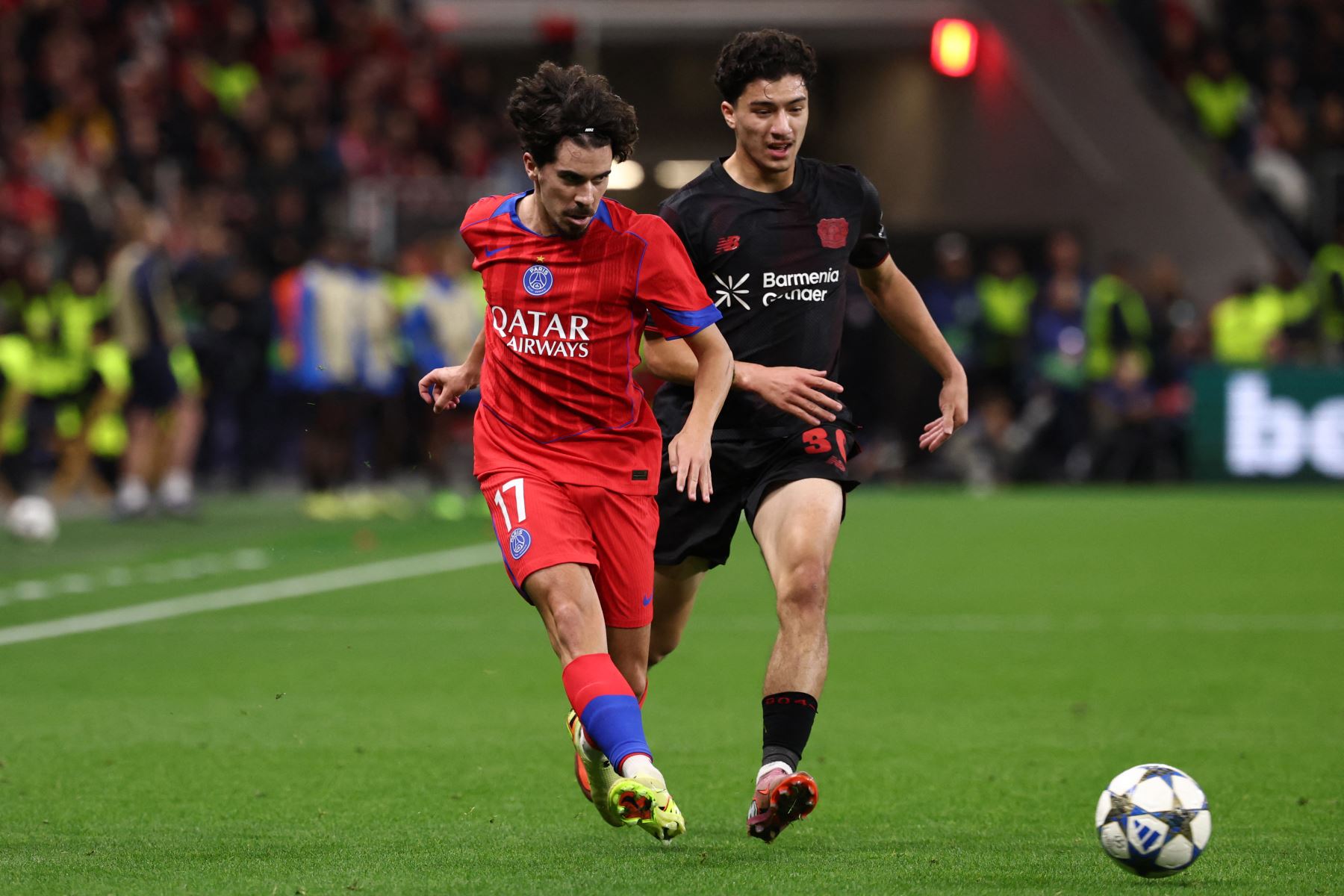 El centrocampista portugués  del Paris Saint-Germain, Vitinha , y el centrocampista argelino del Bayer Leverkusen, Ibrahim Maza, disputan el balón durante el partido de la UEFA Champions League entre el Bayer 04 Leverkusen y el Paris Saint-Germain (PSG) en el estadio BayArena en Leverkusen, oeste de Alemania.
Foto: AFP