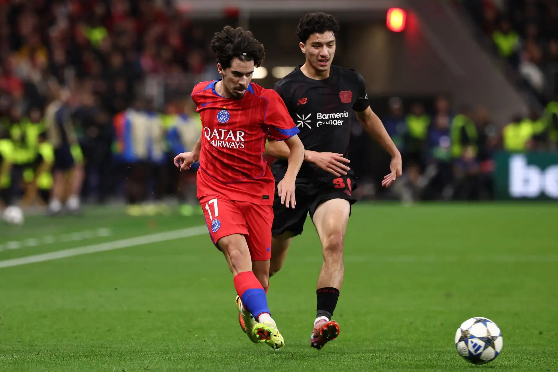 El centrocampista portugués  del Paris Saint-Germain, Vitinha , y el centrocampista argelino del Bayer Leverkusen, Ibrahim Maza, disputan el balón durante el partido de la UEFA Champions League entre el Bayer 04 Leverkusen y el Paris Saint-Germain (PSG) en el estadio BayArena en Leverkusen, oeste de Alemania.
Foto: AFP