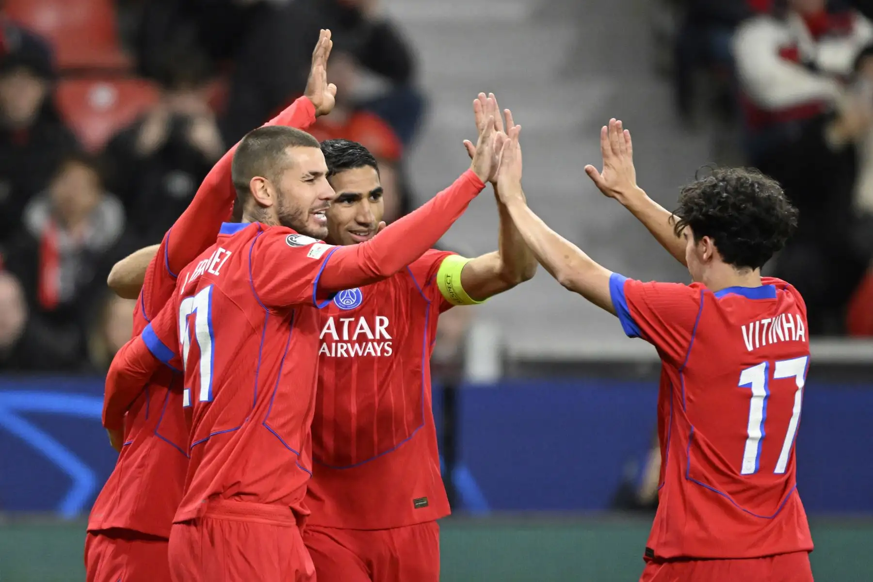 El defensa portugués del Paris Saint-Germain, Nuno Mendes, celebra el gol del 1-5 de su equipo durante el partido de la UEFA Champions League entre el Bayer 04 Leverkusen y el Paris Saint-Germain (PSG) en el estadio BayArena en Leverkusen, oeste de Alemania.
Foto: AFP