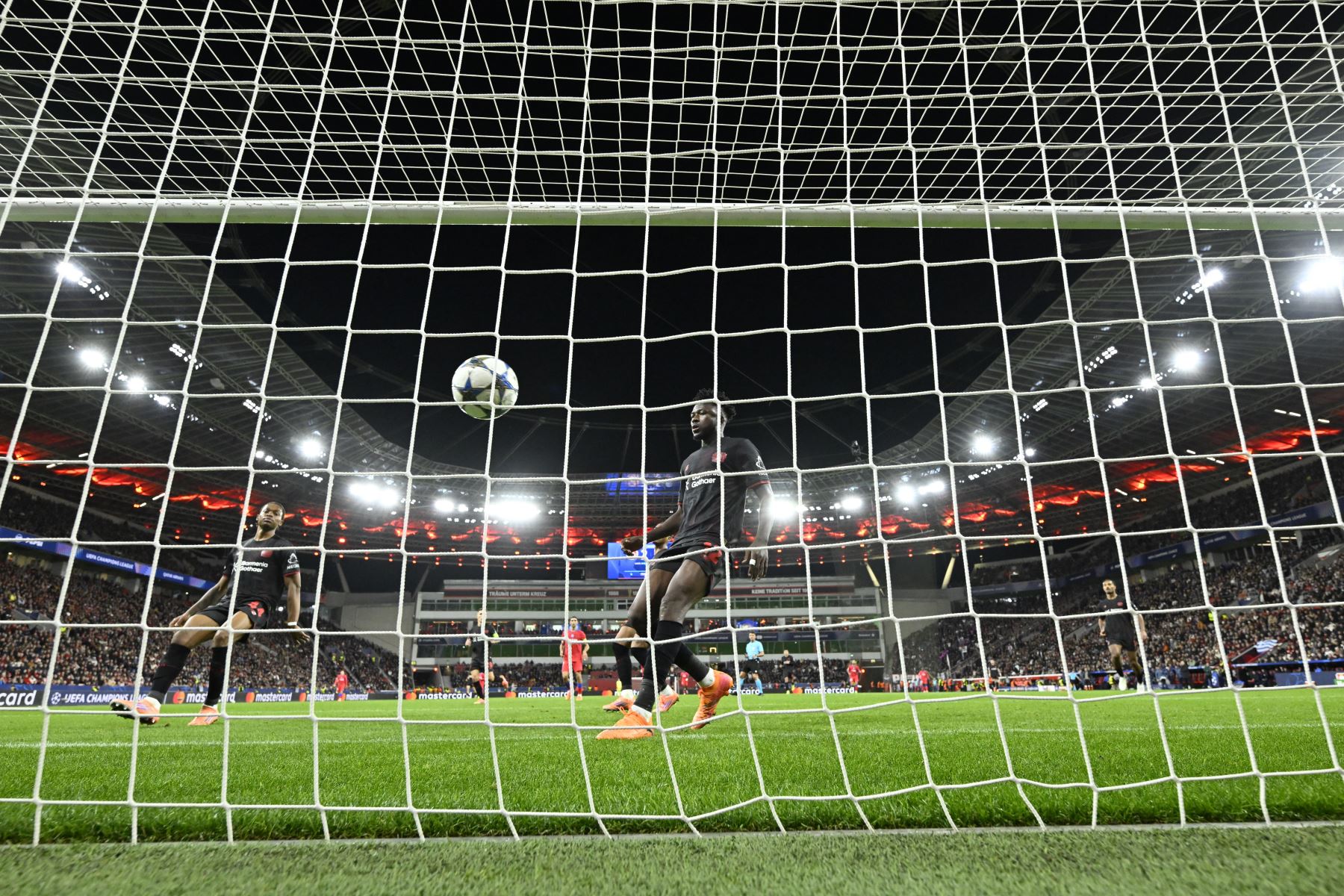 El delantero francés  del Paris Saint-Germain, Ousmane Dembele, marca el sexto gol de su equipo (2-6) durante el partido de la UEFA Champions League entre el Bayer 04 Leverkusen y el Paris Saint-Germain (PSG) en el estadio BayArena en Leverkusen, oeste de Alemania.
Foto: AFP