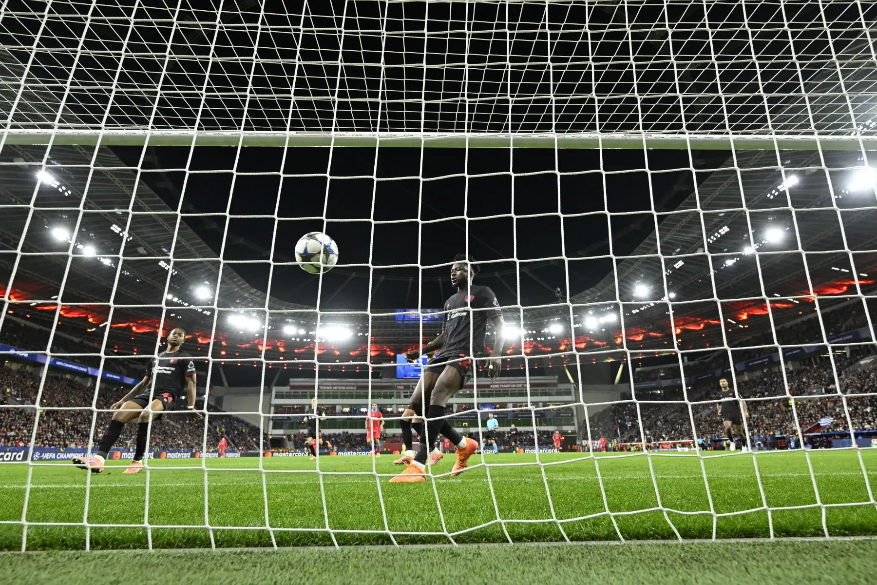 El delantero francés  del Paris Saint-Germain, Ousmane Dembele, marca el sexto gol de su equipo (2-6) durante el partido de la UEFA Champions League entre el Bayer 04 Leverkusen y el Paris Saint-Germain (PSG) en el estadio BayArena en Leverkusen, oeste de Alemania.
Foto: AFP