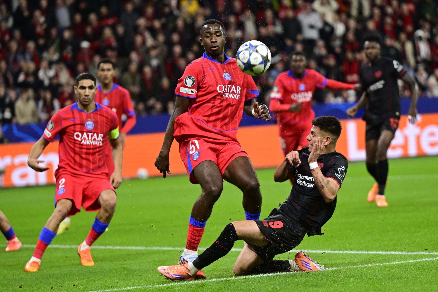 El defensa ecuatoriano  del Paris Saint-Germain, Willian Pacho, y el mediocampista argentino  del Bayer Leverkusen, Claudio Echeverri, disputan el balón durante el partido de la UEFA Champions League entre el Bayer 04 Leverkusen y el Paris Saint-Germain (PSG) en el estadio BayArena en Leverkusen, oeste de Alemania.
Foto: AFP