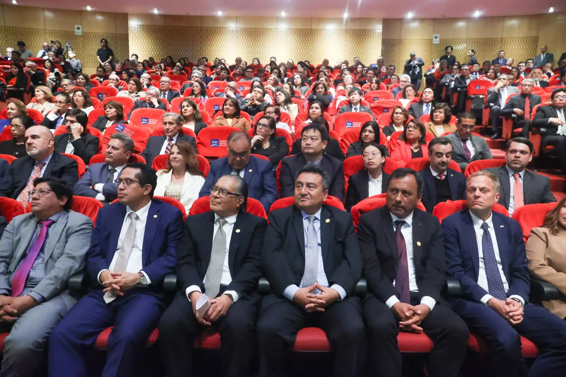 En la ceremonia se cuenta con la presencia del director del diario oficial El Peruano y de la agencia Andina, Félix Paz, el presidente del directorio de Editora Perú, Hugo Aguirre, y el director de la Biblioteca Nacional del Perú, Juan Yangali Quintanilla.
Foto: ANDINA/Melina Mejía