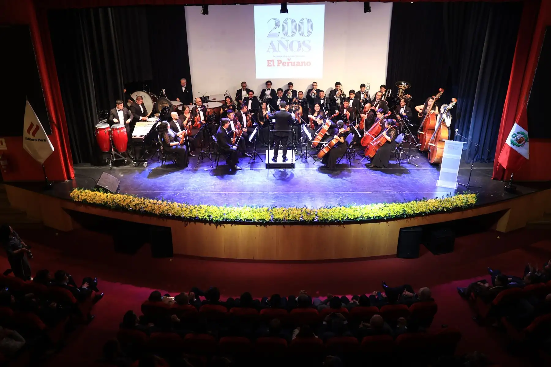 En el marco de las actividades por el bicentenario del Diario Oficial El Peruano, esta noche se desarrolla la ceremonia central en el Teatro Auditorio Mario Vargas Llosa de la Biblioteca Nacional, en el distrito de San Borja, con la participarán autoridades y trabajadores de la institución.
Foto: ANDINA/ Jhonel Rodríguez Robles