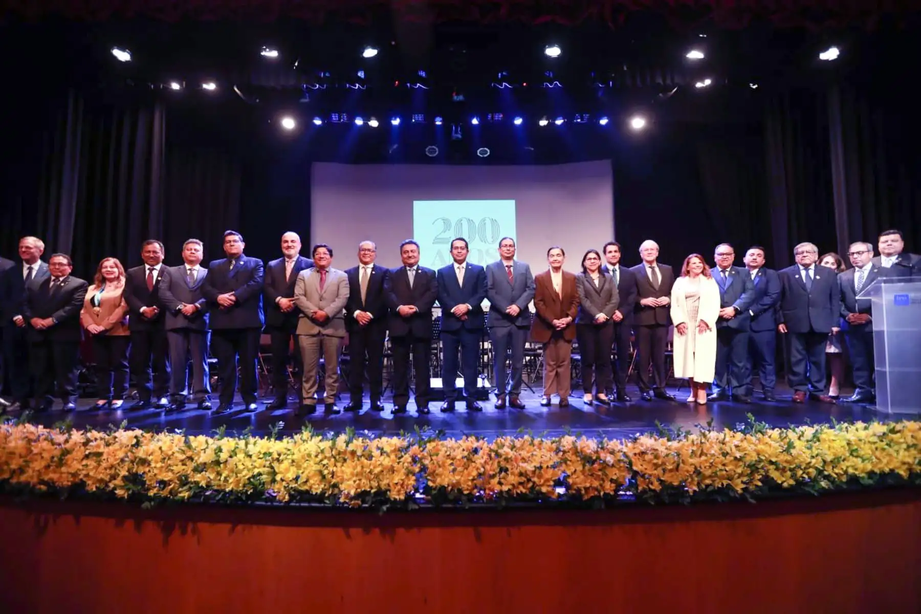 En el marco de las actividades por el bicentenario del Diario Oficial El Peruano, esta noche se desarrolla la ceremonia central en el Teatro Auditorio Mario Vargas Llosa de la Biblioteca Nacional, en el distrito de San Borja, con la participarán autoridades y trabajadores de la institución.
Foto: ANDINA/Lino Chipana