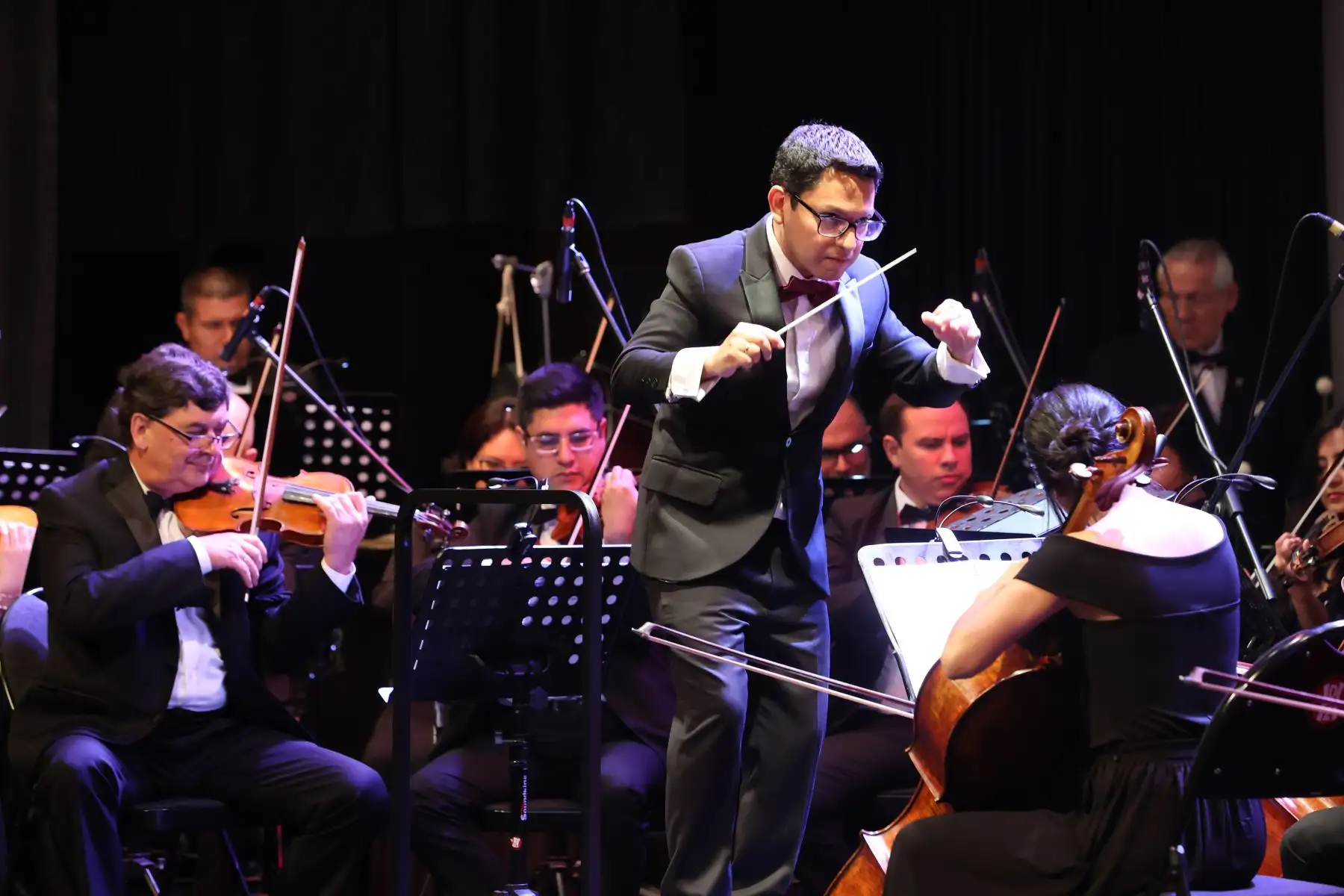 En el marco de las actividades por el bicentenario del Diario Oficial El Peruano, esta noche se desarrolla la ceremonia central en el Teatro Auditorio Mario Vargas Llosa de la Biblioteca Nacional, en el distrito de San Borja, con la participarán autoridades y trabajadores de la institución.
Foto: ANDINA/Melina Mejía
