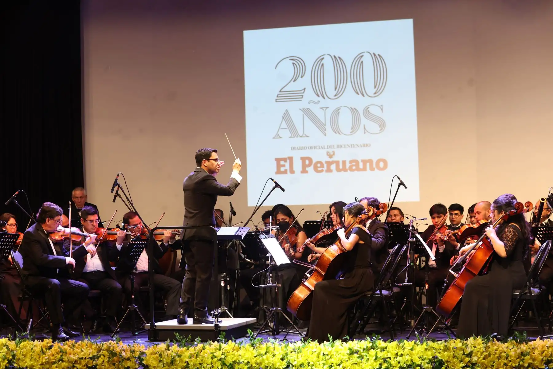 En el marco de las actividades por el bicentenario del Diario Oficial El Peruano, esta noche se desarrolla la ceremonia central en el Teatro Auditorio Mario Vargas Llosa de la Biblioteca Nacional, en el distrito de San Borja, con la participarán autoridades y trabajadores de la institución.
Foto: ANDINA/Melina Mejía