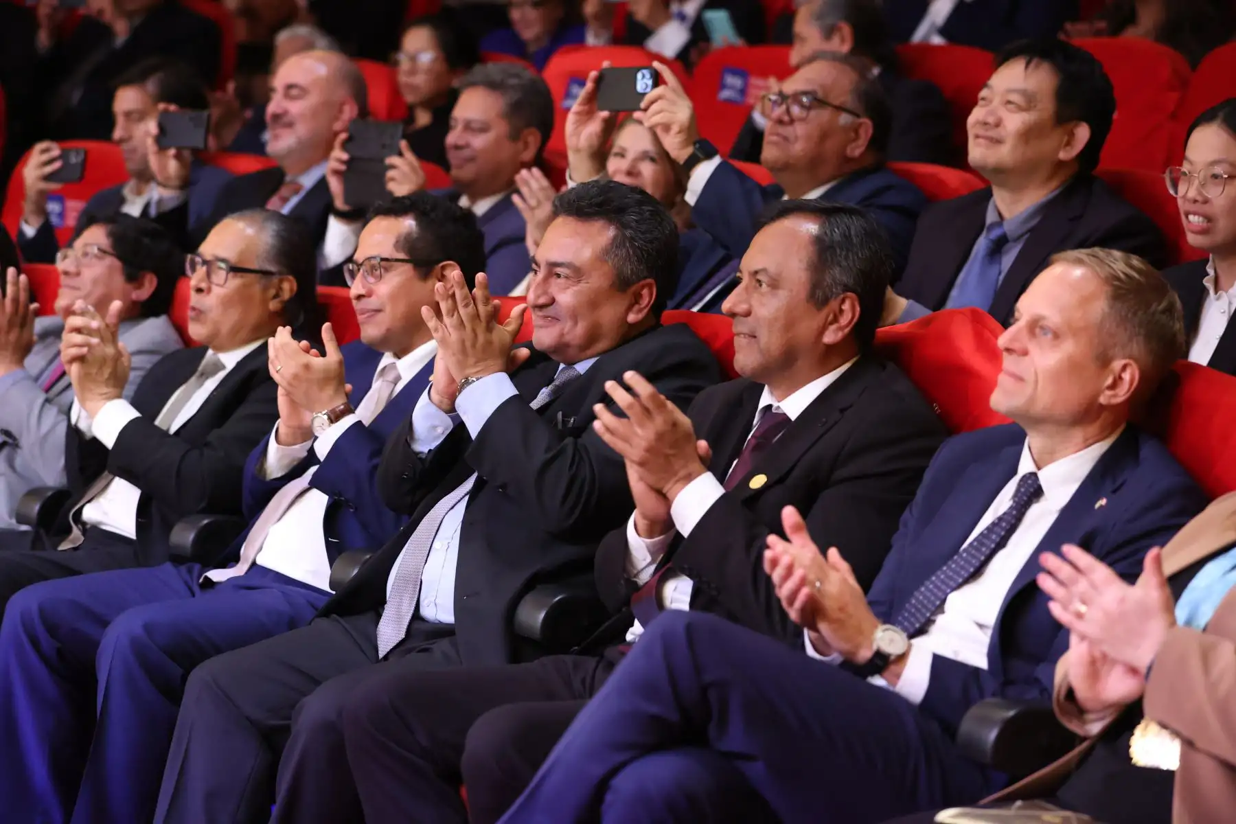 En el marco de las actividades por el bicentenario del Diario Oficial El Peruano, esta noche se desarrolla la ceremonia central en el Teatro Auditorio Mario Vargas Llosa de la Biblioteca Nacional, en el distrito de San Borja, con la participarán autoridades y trabajadores de la institución.
Foto: ANDINA/Melina Mejía