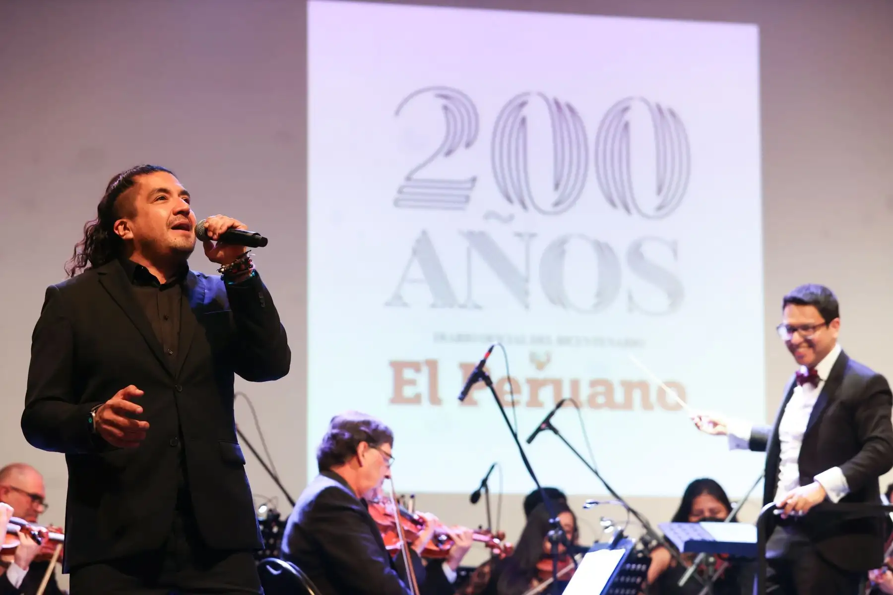 En el marco de las actividades por el bicentenario del Diario Oficial El Peruano, esta noche se desarrolla la ceremonia central en el Teatro Auditorio Mario Vargas Llosa de la Biblioteca Nacional, en el distrito de San Borja, con la participarán autoridades y trabajadores de la institución.
Foto: ANDINA/Melina Mejía