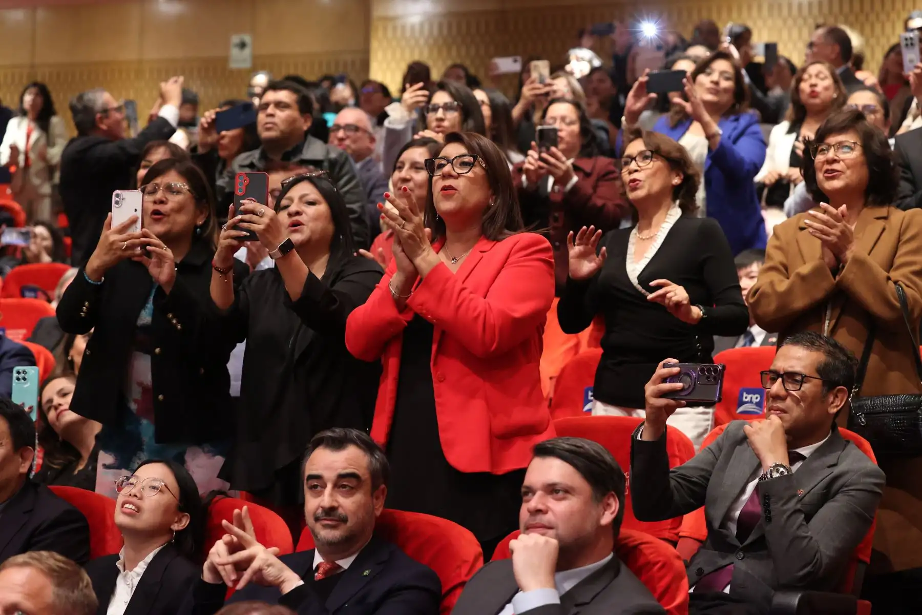 En el marco de las actividades por el bicentenario del Diario Oficial El Peruano, esta noche se desarrolla la ceremonia central en el Teatro Auditorio Mario Vargas Llosa de la Biblioteca Nacional, en el distrito de San Borja, con la participarán autoridades y trabajadores de la institución.
Foto: ANDINA/Melina Mejía