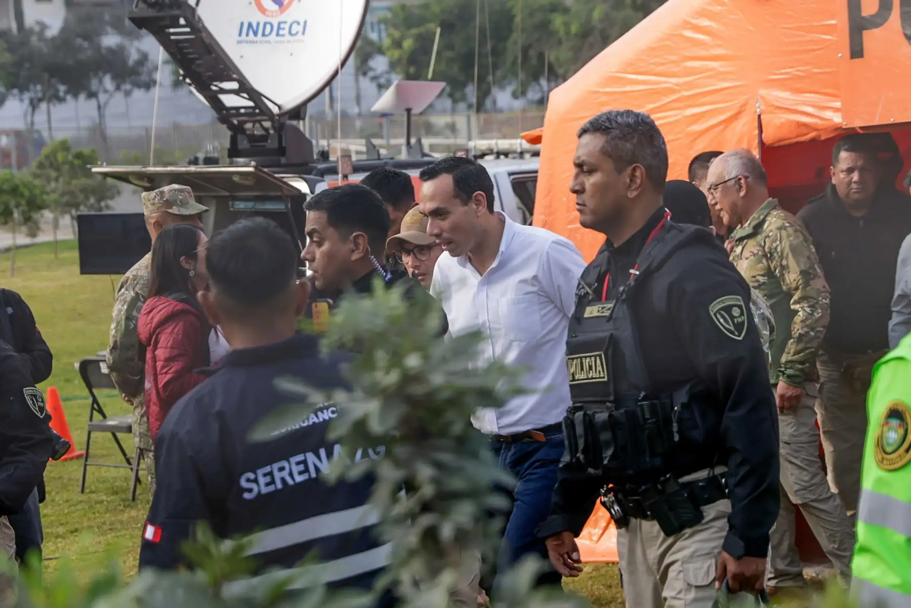El presidente de la República, José Jeri, visitó el puesto de comando de avanzada del Instituto Nacional de Defensa Civil (INDECI) en San Juan de Lurigancho, que apoya la integración de las comunicaciones entre las Fuerzas Armadas y la Policía Nacional durante las operaciones del estado de emergencia. El mandatario estuvo acompañado por el ministro de Defensa y el ministro del Interior, quienes supervisaron las acciones de coordinación en la zona. Foto: ANDINA/Luis Iparraguirre