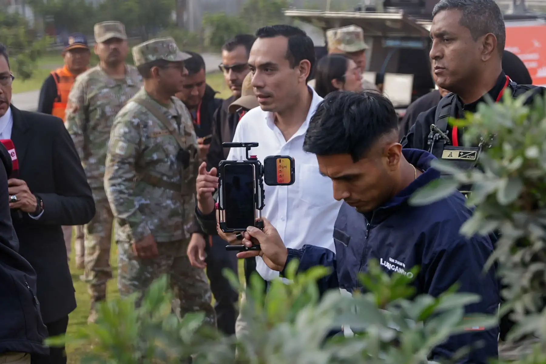 El presidente de la República, José Jeri, visitó el puesto de comando de avanzada del Instituto Nacional de Defensa Civil (INDECI) en San Juan de Lurigancho, que apoya la integración de las comunicaciones entre las Fuerzas Armadas y la Policía Nacional durante las operaciones del estado de emergencia. El mandatario estuvo acompañado por el ministro de Defensa y el ministro del Interior, quienes supervisaron las acciones de coordinación en la zona. Foto: ANDINA/Luis Iparraguirre