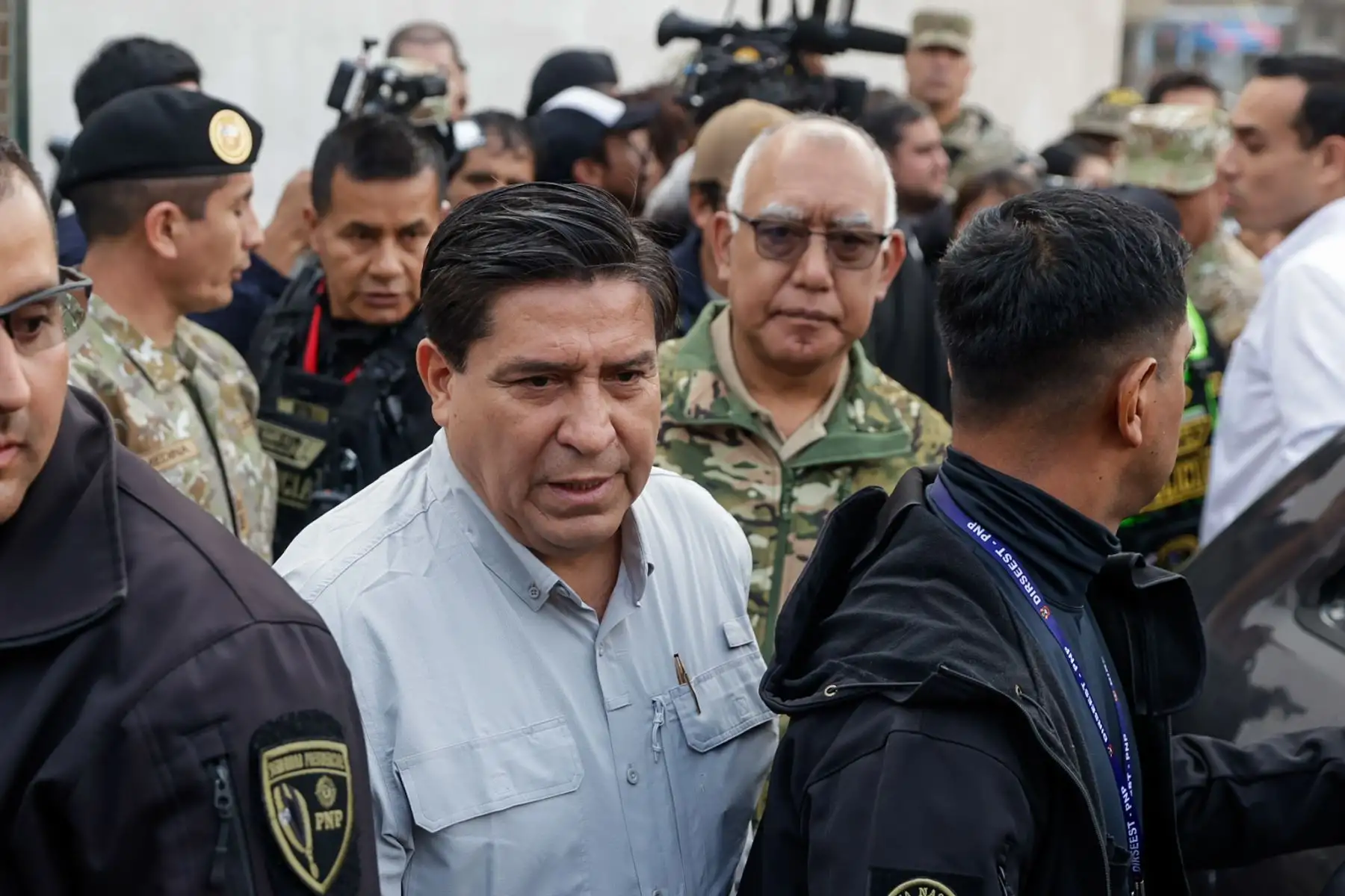 El presidente de la República, José Jeri, visitó el puesto de comando de avanzada del Instituto Nacional de Defensa Civil (INDECI) en San Juan de Lurigancho, que apoya la integración de las comunicaciones entre las Fuerzas Armadas y la Policía Nacional durante las operaciones del estado de emergencia. El mandatario estuvo acompañado por el ministro de Defensa y el ministro del Interior, quienes supervisaron las acciones de coordinación en la zona. Foto: ANDINA/Luis Iparraguirre