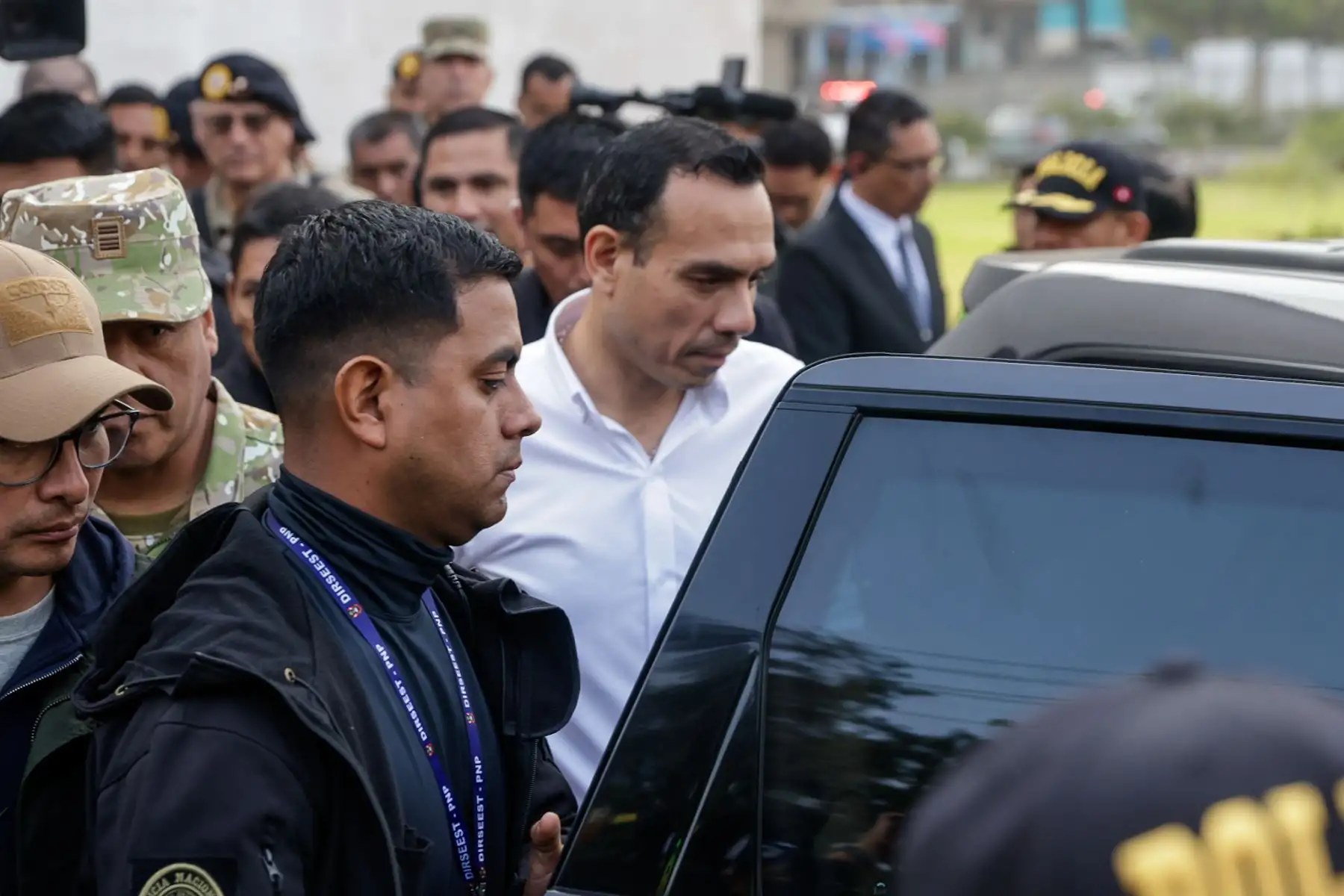 El presidente de la República, José Jeri, visitó el puesto de comando de avanzada del Instituto Nacional de Defensa Civil (INDECI) en San Juan de Lurigancho, que apoya la integración de las comunicaciones entre las Fuerzas Armadas y la Policía Nacional durante las operaciones del estado de emergencia. El mandatario estuvo acompañado por el ministro de Defensa y el ministro del Interior, quienes supervisaron las acciones de coordinación en la zona. Foto: ANDINA/Luis Iparraguirre