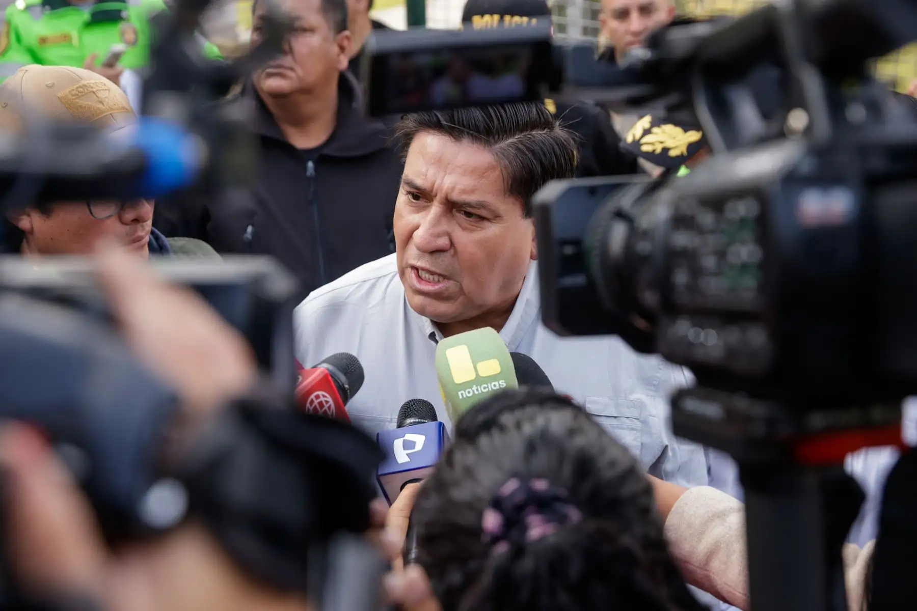El presidente de la República, José Jeri, visitó el puesto de comando de avanzada del Instituto Nacional de Defensa Civil (INDECI) en San Juan de Lurigancho, que apoya la integración de las comunicaciones entre las Fuerzas Armadas y la Policía Nacional durante las operaciones del estado de emergencia. El mandatario estuvo acompañado por el ministro de Defensa y el ministro del Interior, quienes supervisaron las acciones de coordinación en la zona. Foto: ANDINA/Luis Iparraguirre