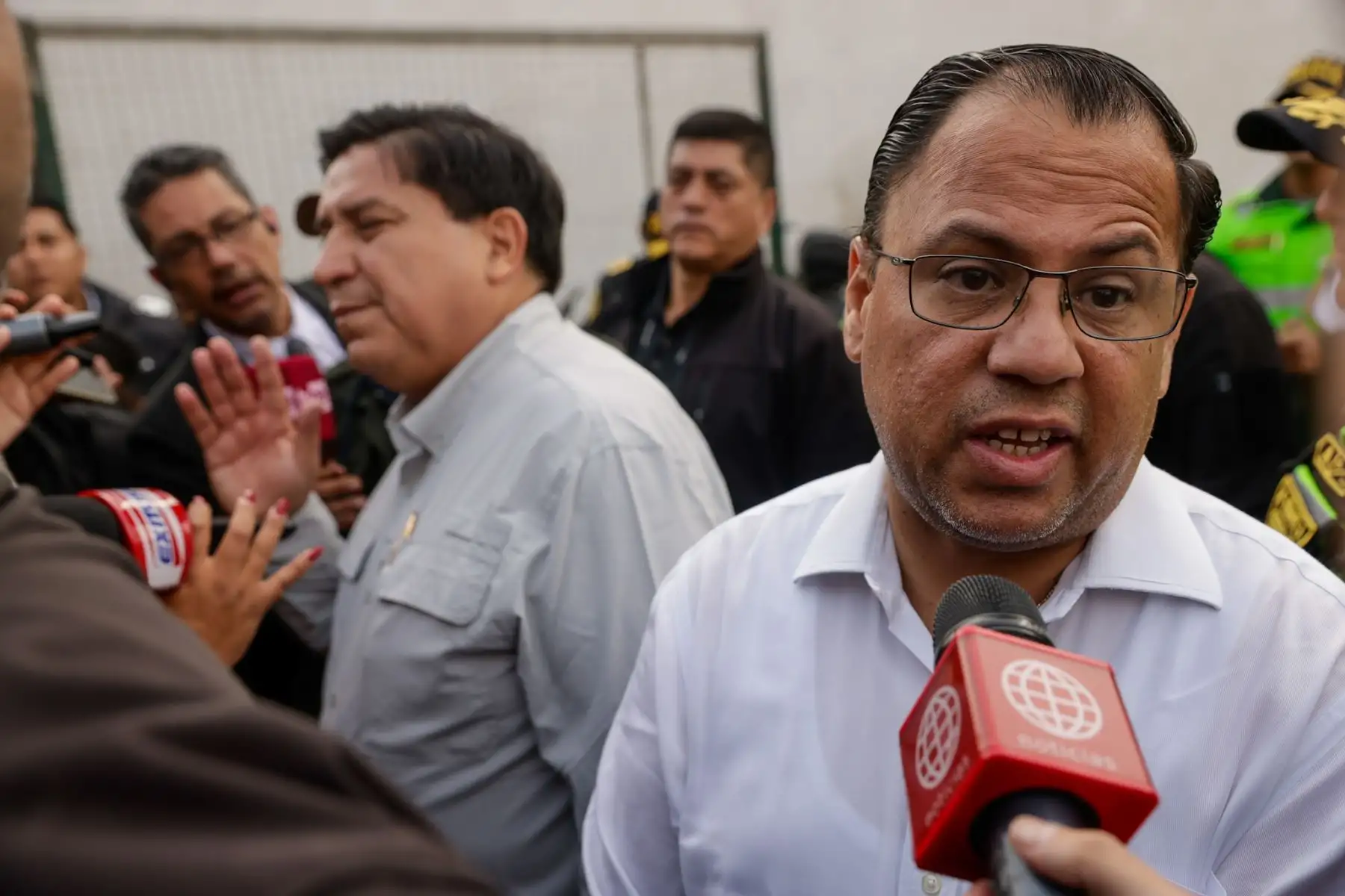 El presidente de la República, José Jeri, visitó el puesto de comando de avanzada del Instituto Nacional de Defensa Civil (INDECI) en San Juan de Lurigancho, que apoya la integración de las comunicaciones entre las Fuerzas Armadas y la Policía Nacional durante las operaciones del estado de emergencia. El mandatario estuvo acompañado por el ministro de Defensa y el ministro del Interior, quienes supervisaron las acciones de coordinación en la zona. Foto: ANDINA/Luis Iparraguirre