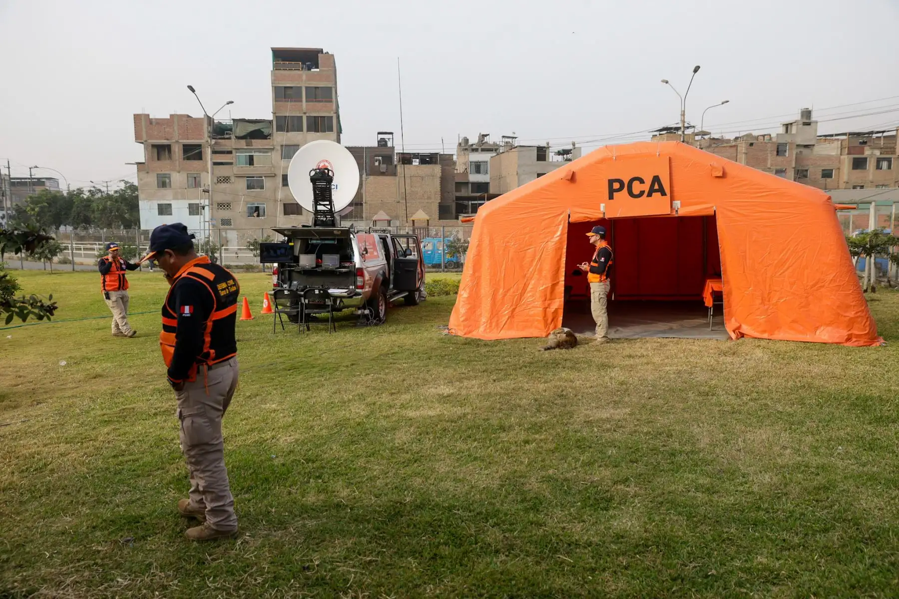El presidente de la República, José Jeri, visitó el puesto de comando de avanzada del Instituto Nacional de Defensa Civil (INDECI) en San Juan de Lurigancho, que apoya la integración de las comunicaciones entre las Fuerzas Armadas y la Policía Nacional durante las operaciones del estado de emergencia. El mandatario estuvo acompañado por el ministro de Defensa y el ministro del Interior, quienes supervisaron las acciones de coordinación en la zona. Foto: ANDINA/Luis Iparraguirre