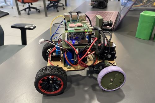 El robot Kyra diseñado, construido y programado específicamente para conducir en una pista que cambia aleatoriamente en cada ronda.