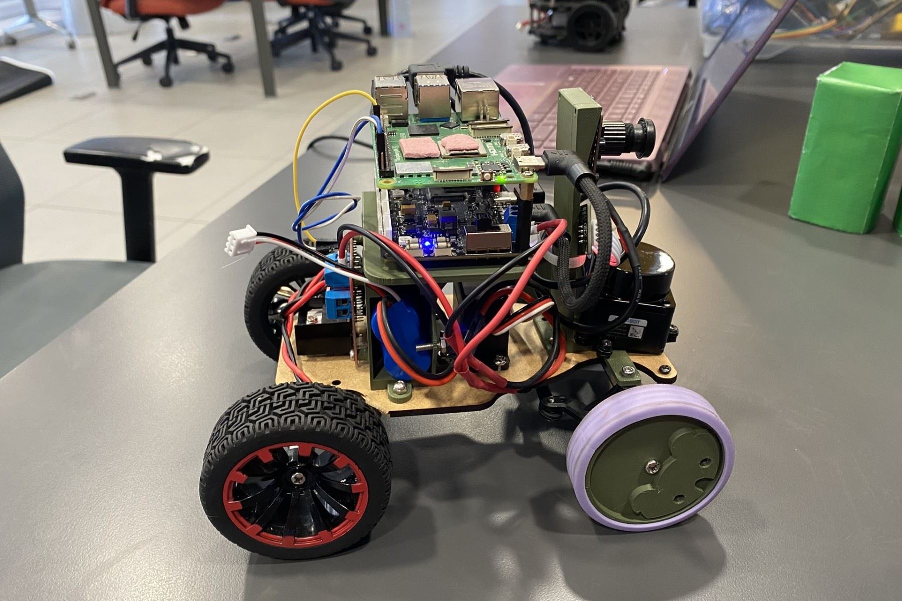 El robot Kyra diseñado, construido y programado específicamente para conducir en una pista que cambia aleatoriamente en cada ronda. 