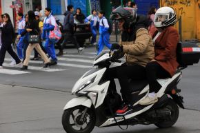 Coronel PNP pide a población hacer su parte y respetar las medidas para frenar la criminalidad, como evitar viajar dos personas en una misma moto. Foto:  ANDINA/Héctor Vinces