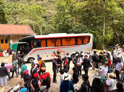 Desde hoy miércoles 22 de octubre debe comenzar a operar en la ruta Hiram Bingham, que une Aguas Calientes con Machu Picchu, los buses de servicio turístico de la empresa San Antonio de Torontoy, informó el alcalde provincial de Urubamba, Ronald Vera. ANDINA/Difusión