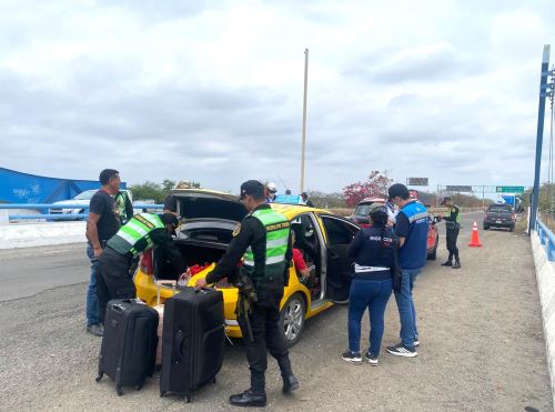 La Policía Nacional y la Superintendencia Nacional de Migraciones ejecutaron operativos simultáneos en Piura y Tumbes contra la inmigración ilegal. Se intervino a más de 40 extranjeros, y ocho de ellos serán expulsados por registrar ingreso irregular al país. ANDINA/Difusión