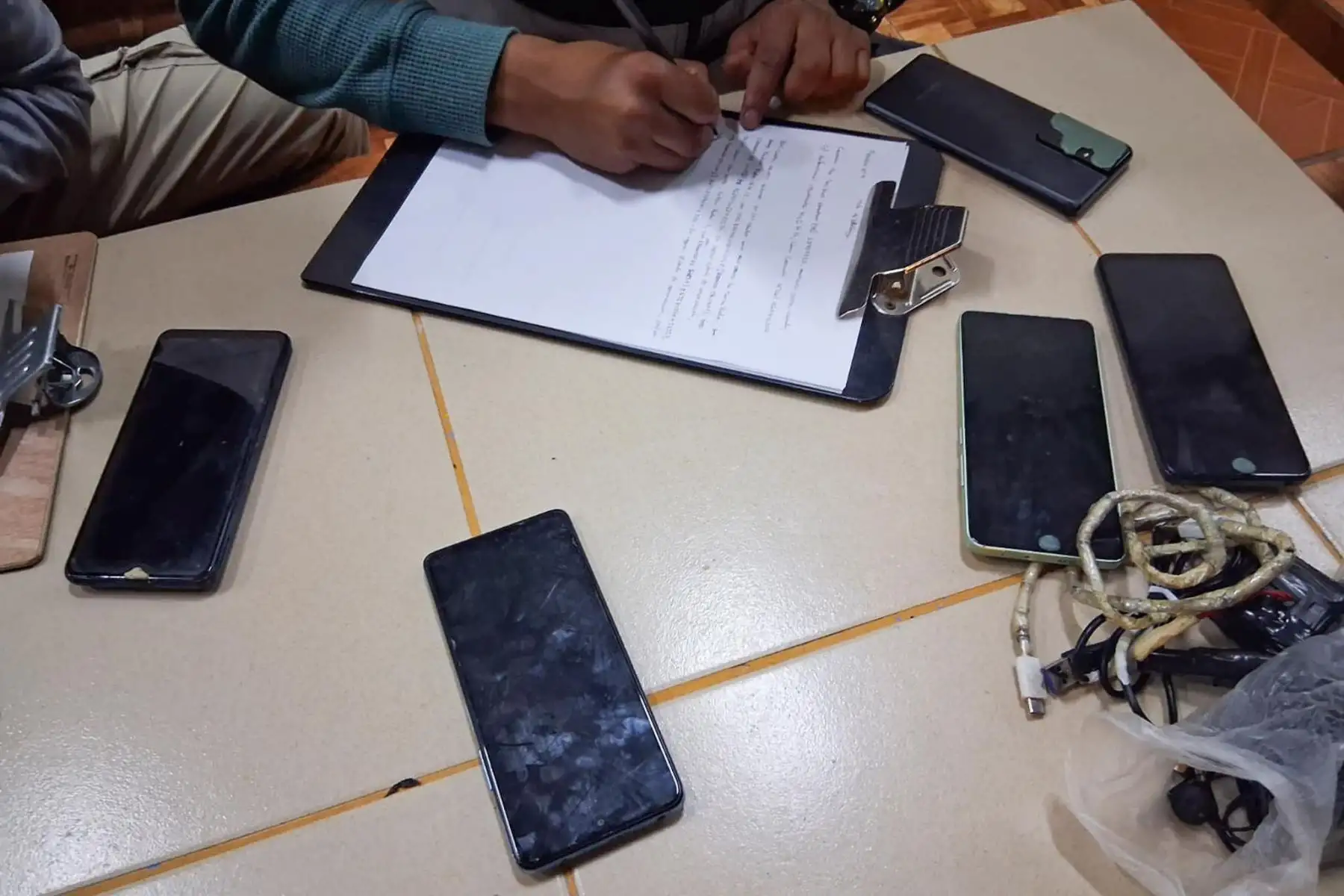 Se hallaron 7 equipos telefónicos, accesorios, memorias USB, audífonos, ollas artesanales, cables de diverso tipo, herramientas, entre otros bienes. Foto: ANDINA/ INPE