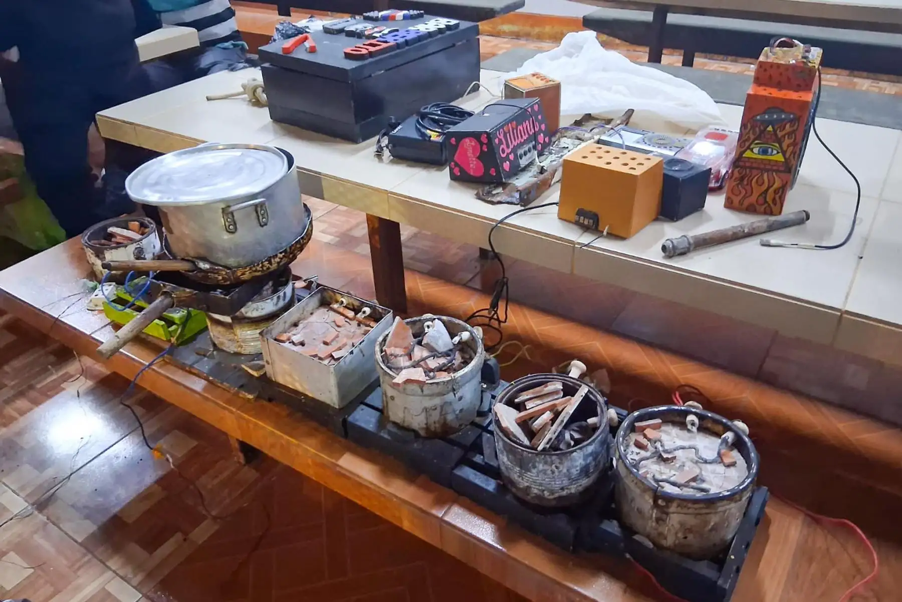 Se hallaron 7 equipos telefónicos, accesorios, memorias USB, audífonos, ollas artesanales, cables de diverso tipo, herramientas, entre otros bienes. Foto: ANDINA/ INPE
