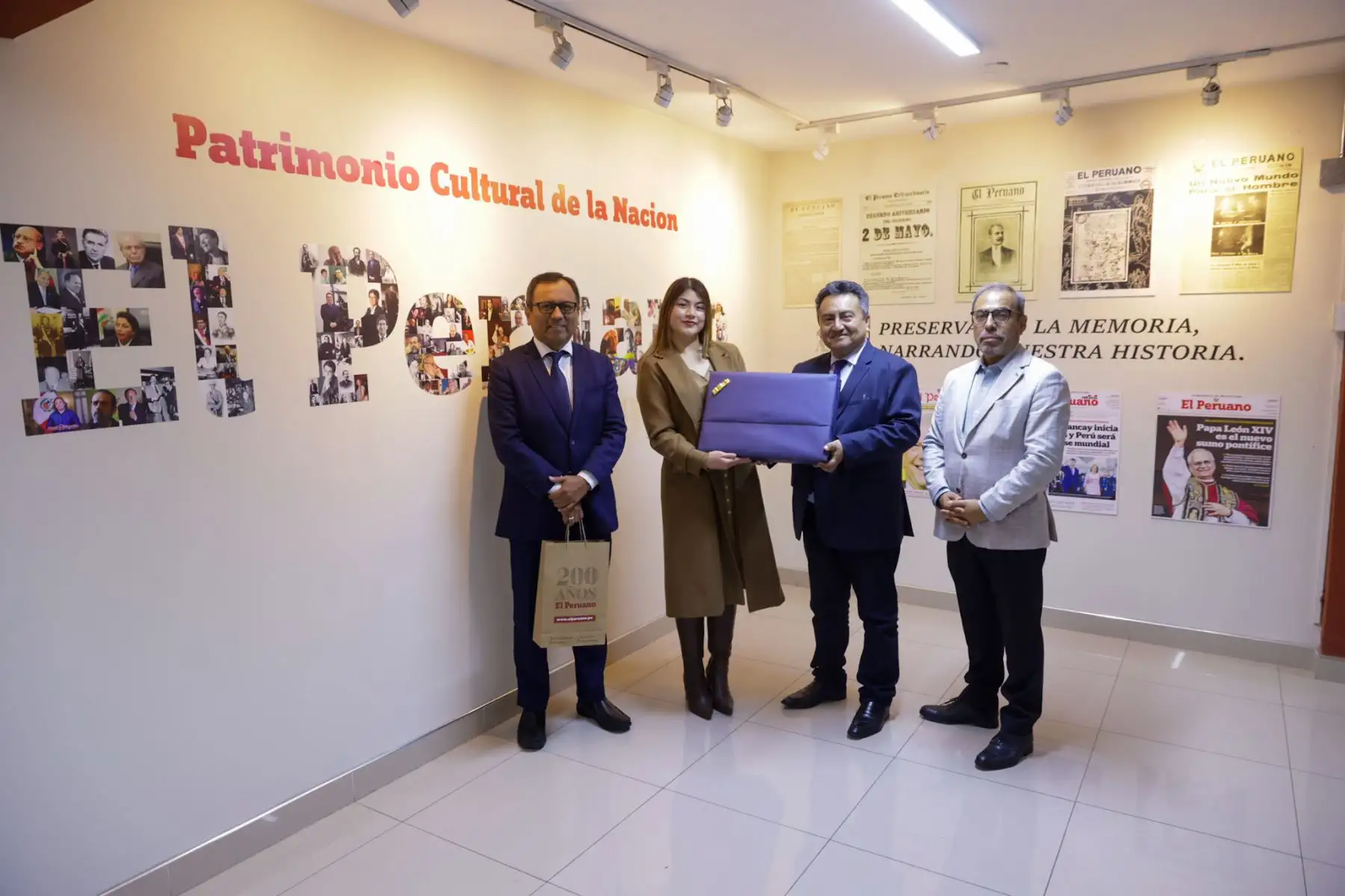 La Embajada de los Estados Unidos en el Perú y el Diario Oficial El Peruano premiaron a Melanie Mendoza del Castillo, ganadora del concurso nacional “La Crónica del Bicentenario”, con su crónica “Cuando una carta sembró una alianza”. El texto narra el Pachamama Project, una iniciativa que busca potenciar el talento de niños en zonas rurales. La ceremonia estuvo presidida por el director de Medios Periodísticos y el gerente general de Editora Perú. Foto: ANDINA/Luis Iparraguirre