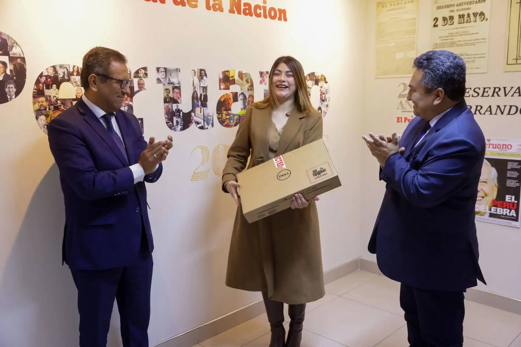 La Embajada de los Estados Unidos en el Perú y el Diario Oficial El Peruano premiaron a Melanie Mendoza del Castillo, ganadora del concurso nacional “La Crónica del Bicentenario”, con su crónica “Cuando una carta sembró una alianza”. El texto narra el Pachamama Project, una iniciativa que busca potenciar el talento de niños en zonas rurales. La ceremonia estuvo presidida por el director de Medios Periodísticos y el gerente general de Editora Perú. Foto: ANDINA/Luis Iparraguirre