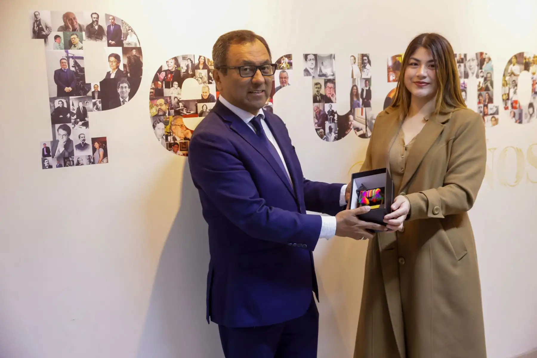 La Embajada de los Estados Unidos en el Perú y el Diario Oficial El Peruano premiaron a Melanie Mendoza del Castillo, ganadora del concurso nacional “La Crónica del Bicentenario”, con su crónica “Cuando una carta sembró una alianza”. El texto narra el Pachamama Project, una iniciativa que busca potenciar el talento de niños en zonas rurales. La ceremonia estuvo presidida por el director de Medios Periodísticos y el gerente general de Editora Perú. Foto: ANDINA/Luis Iparraguirre