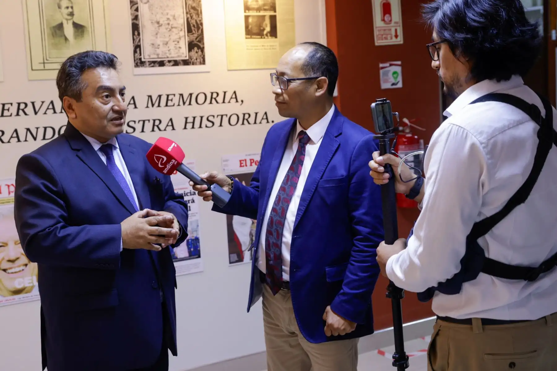 La Embajada de los Estados Unidos en el Perú y el Diario Oficial El Peruano premiaron a Melanie Mendoza del Castillo, ganadora del concurso nacional “La Crónica del Bicentenario”, con su crónica “Cuando una carta sembró una alianza”. El texto narra el Pachamama Project, una iniciativa que busca potenciar el talento de niños en zonas rurales. La ceremonia estuvo presidida por el director de Medios Periodísticos y el gerente general de Editora Perú. Foto: ANDINA/Luis Iparraguirre