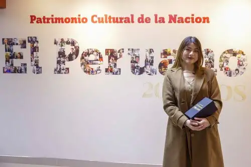 La Embajada de los Estados Unidos en el Perú y el Diario Oficial El Peruano premiaron a Melanie Mendoza del Castillo, ganadora del concurso nacional “La Crónica del Bicentenario”, con su crónica “Cuando una carta sembró una alianza”. El texto narra el Pachamama Project, una iniciativa que busca potenciar el talento de niños en zonas rurales. La ceremonia estuvo presidida por el director de Medios Periodísticos y el gerente general de Editora Perú. Foto: ANDINA/Luis Iparraguirre
