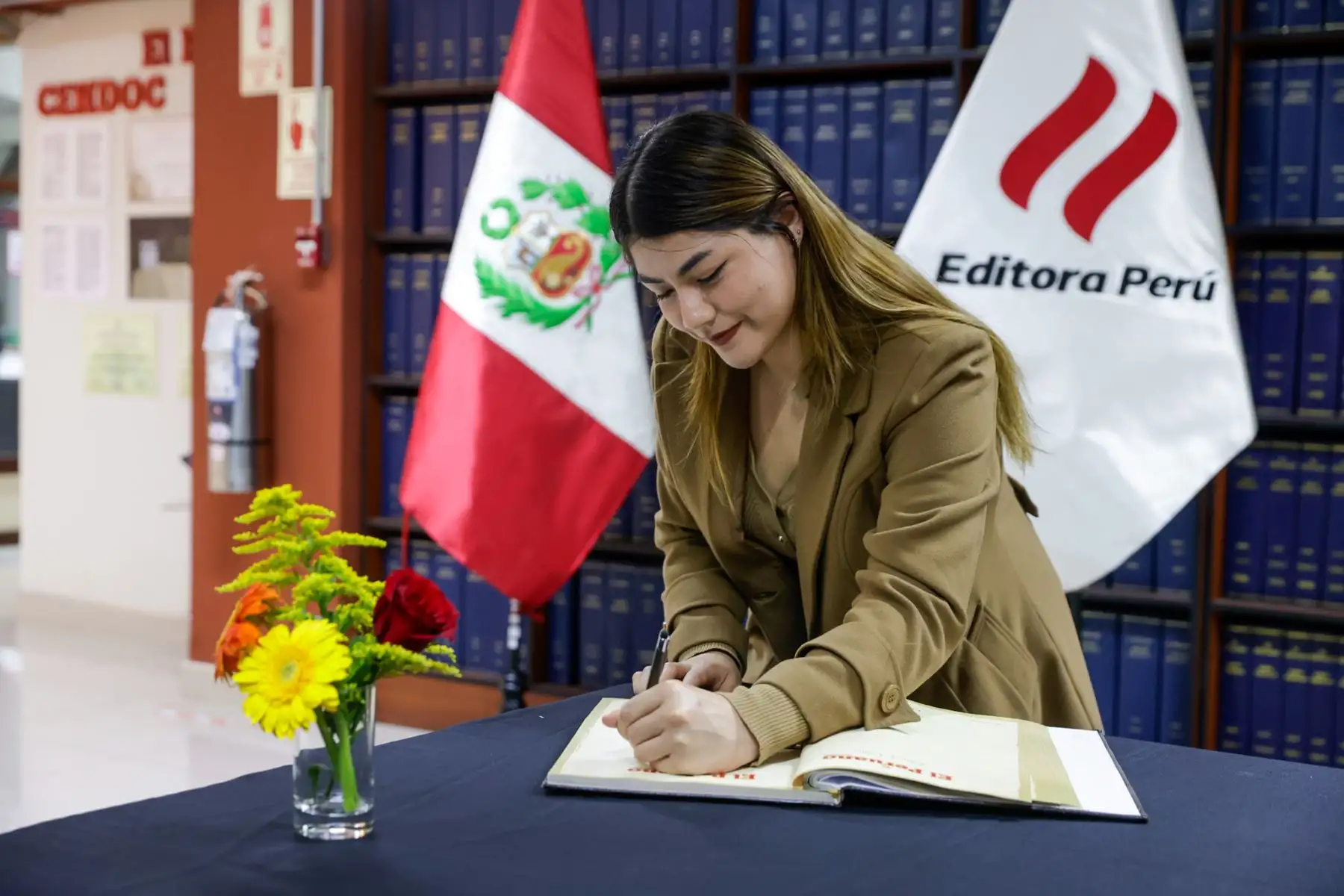 La Embajada de los Estados Unidos en el Perú y el Diario Oficial El Peruano premiaron a Melanie Mendoza del Castillo, ganadora del concurso nacional “La Crónica del Bicentenario”, con su crónica “Cuando una carta sembró una alianza”. El texto narra el Pachamama Project, una iniciativa que busca potenciar el talento de niños en zonas rurales. La ceremonia estuvo presidida por el director de Medios Periodísticos y el gerente general de Editora Perú. Foto: ANDINA/Luis Iparraguirre