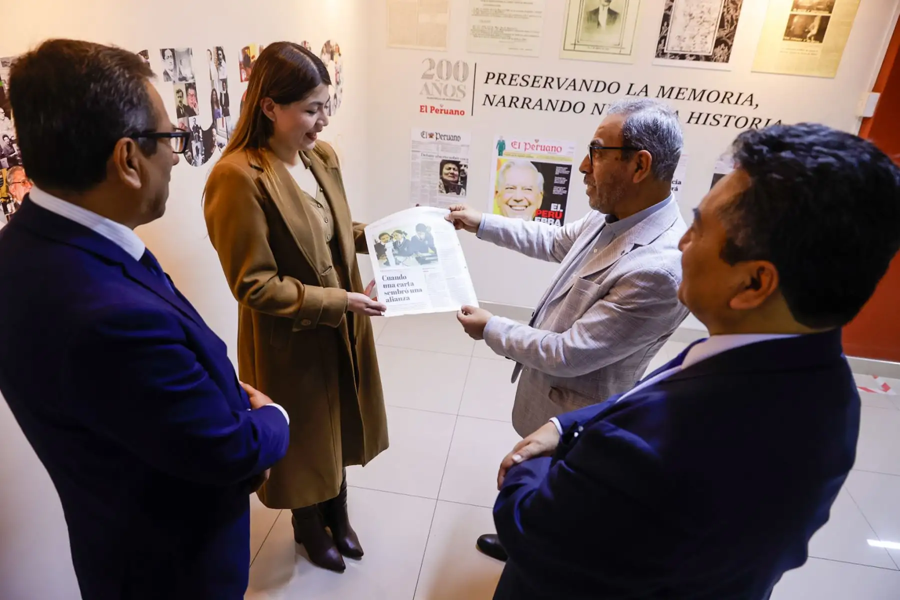 La Embajada de los Estados Unidos en el Perú y el Diario Oficial El Peruano premiaron a Melanie Mendoza del Castillo, ganadora del concurso nacional “La Crónica del Bicentenario”, con su crónica “Cuando una carta sembró una alianza”. El texto narra el Pachamama Project, una iniciativa que busca potenciar el talento de niños en zonas rurales. La ceremonia estuvo presidida por el director de Medios Periodísticos y el gerente general de Editora Perú. Foto: ANDINA/Luis Iparraguirre