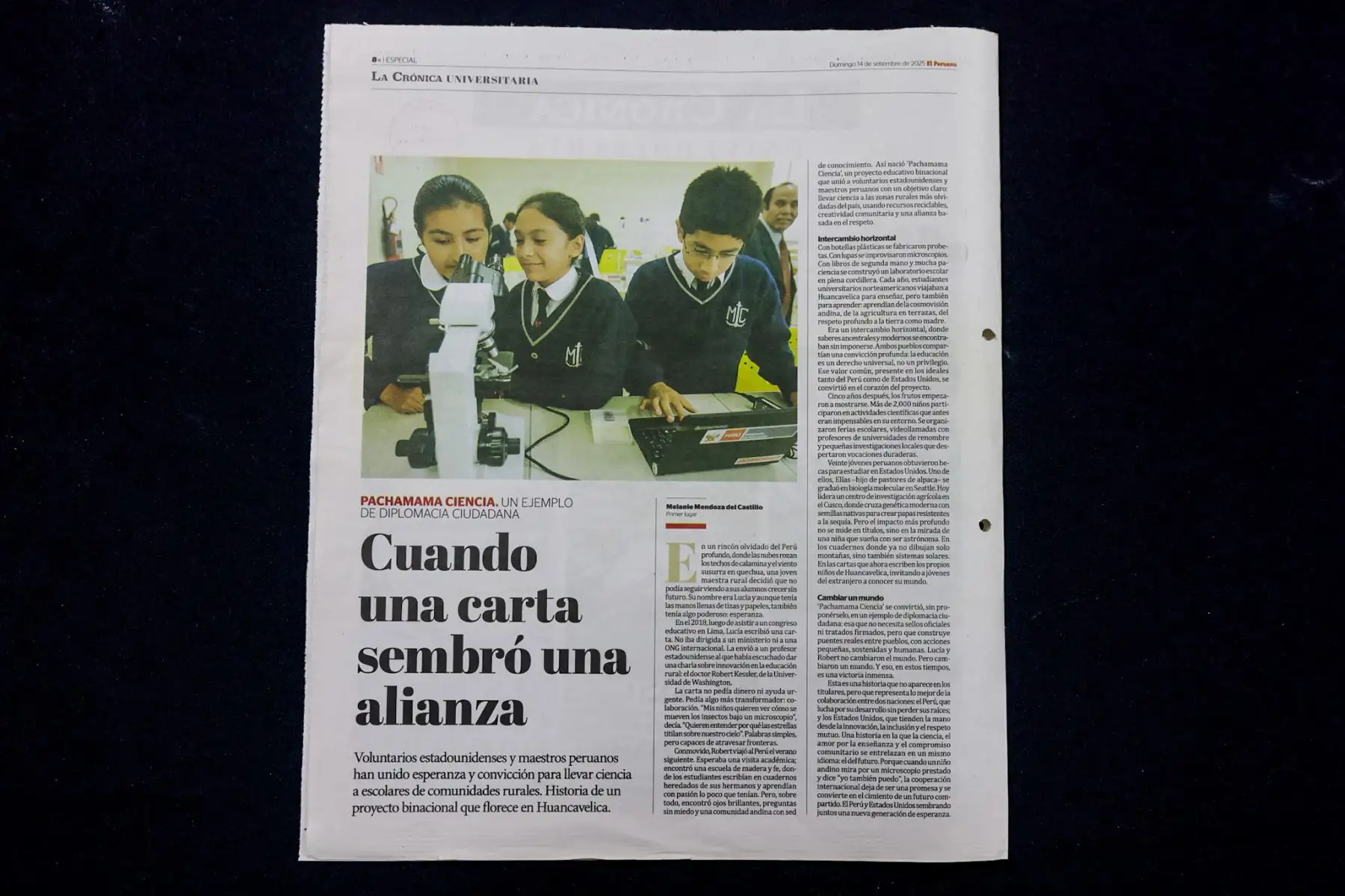 La Embajada de los Estados Unidos en el Perú y el Diario Oficial El Peruano premiaron a Melanie Mendoza del Castillo, ganadora del concurso nacional “La Crónica del Bicentenario”, con su crónica “Cuando una carta sembró una alianza”. El texto narra el Pachamama Project, una iniciativa que busca potenciar el talento de niños en zonas rurales. La ceremonia estuvo presidida por el director de Medios Periodísticos y el gerente general de Editora Perú. Foto: ANDINA/Luis Iparraguirre
