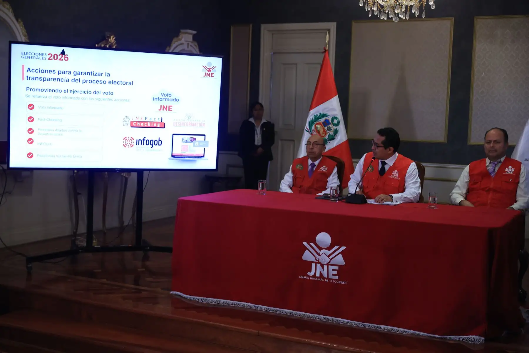 El presidente del Jurado Nacional de Elecciones (JNE), Roberto Burneo Bermejo, junto con los miembros del Pleno del JNE, durante la conferencia de prensa en la que abordan asuntos relacionados con las Elecciones Generales 2026 y las acciones que la institución desarrolla para fortalecer sus funciones constitucionales. Foto: ANDINA/ Jhonel Rodríguez