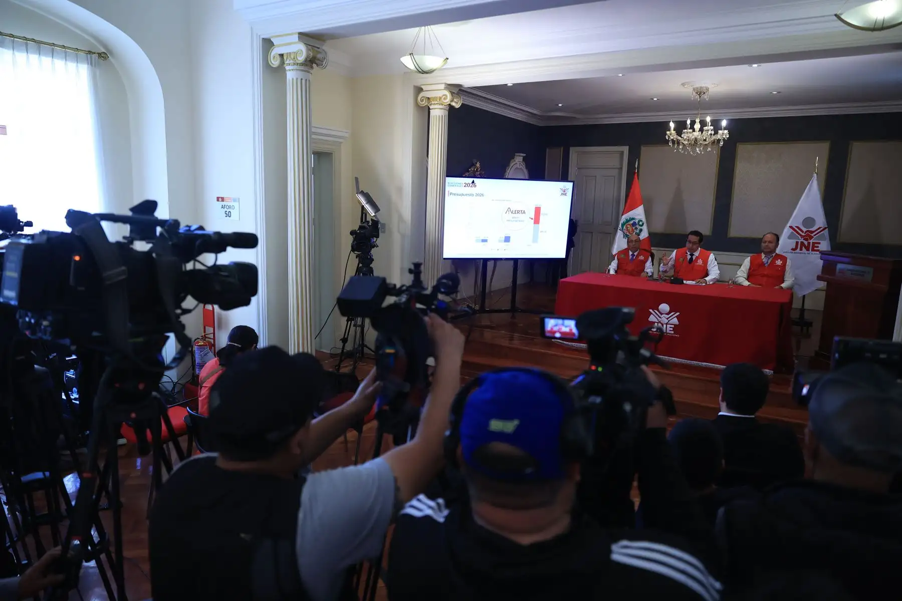 El presidente del Jurado Nacional de Elecciones (JNE), Roberto Burneo Bermejo, junto con los miembros del Pleno del JNE, durante la conferencia de prensa en la que abordan asuntos relacionados con las Elecciones Generales 2026 y las acciones que la institución desarrolla para fortalecer sus funciones constitucionales. Foto: ANDINA/ Jhonel Rodríguez