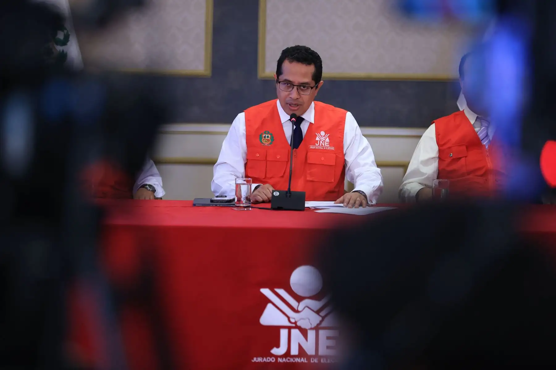 El presidente del Jurado Nacional de Elecciones (JNE), Roberto Burneo Bermejo, junto con los miembros del Pleno del JNE, durante la conferencia de prensa en la que abordan asuntos relacionados con las Elecciones Generales 2026 y las acciones que la institución desarrolla para fortalecer sus funciones constitucionales. Foto: ANDINA/ Jhonel Rodríguez