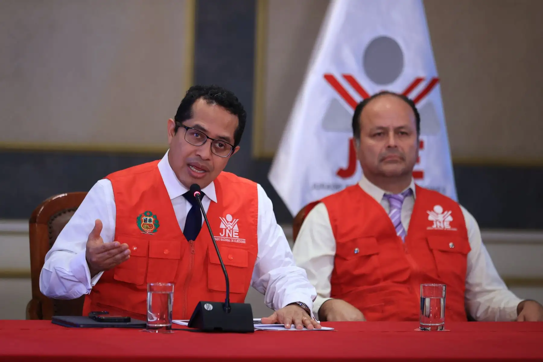 El presidente del Jurado Nacional de Elecciones (JNE), Roberto Burneo Bermejo, junto con los miembros del Pleno del JNE, durante la conferencia de prensa en la que abordan asuntos relacionados con las Elecciones Generales 2026 y las acciones que la institución desarrolla para fortalecer sus funciones constitucionales. Foto: ANDINA/ Jhonel Rodríguez