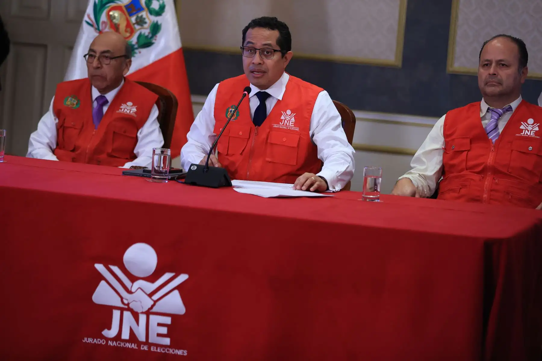 El presidente del Jurado Nacional de Elecciones (JNE), Roberto Burneo Bermejo, junto con los miembros del Pleno del JNE, durante la conferencia de prensa en la que abordan asuntos relacionados con las Elecciones Generales 2026 y las acciones que la institución desarrolla para fortalecer sus funciones constitucionales. Foto: ANDINA/ Jhonel Rodríguez