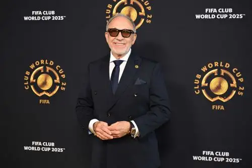 El músico y productor cubano-estadounidense Emilio Estefan posa a su llegada para el partido final de la Copa Mundial de Clubes de la FIFA 2025, en East Rutherford, Nueva Jersey. Foto: AFP/Archivo